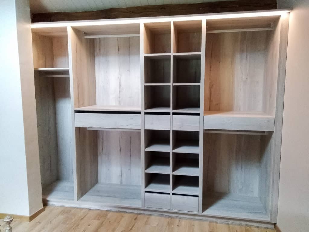 Dressing en bois pour une chambre parentale qui offre plusieurs rangements
