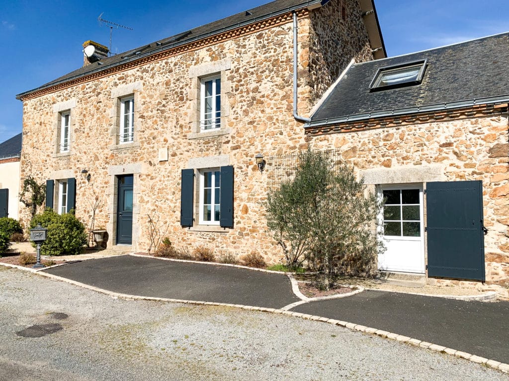 Pose de volets battants et d'une porte d'entrée