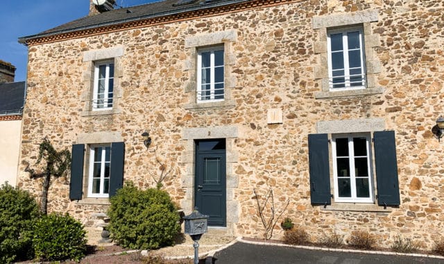 Fourniture et pose de volets battants et d'une porte d'entrée à Rocheservière.